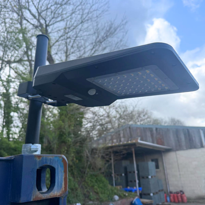 Luz LED Solar de 20W con Sensor de Movimiento PIR